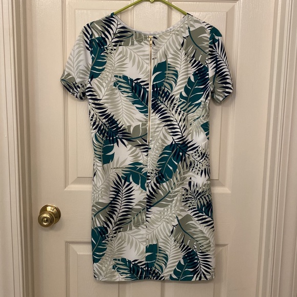 White & Green Leaf Print Gold Zipper Accent Shift Dress NWOT - Picture 2 of 7